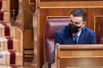 El portavoz del Grupo Parlamentario Socialista en el Congreso de los Diputados, Héctor Gómez, en la sesión plenaria de este jueves.