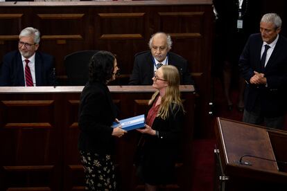 Beatriz Hevia (derecha) recibe el anteproyecto de Constitución por parte de la presidenta de la comisión experta, Verónica Undurraga.