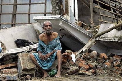 El esrilanqués Dalugoda Gilbert, de 70 años, se sienta desolado entre las ruinas de lo que fue su casa en Galle.