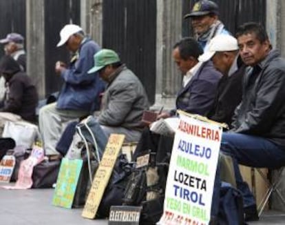 En la imagen, desempleados ofrecen sus servicios en Ciudad de México. En países como Chile, Ecuador y Panamá hay un mayor dinamismo en la creación de empleo gracias a un crecimiento económico basado en una expansión de la inversión. EFE/Archivo