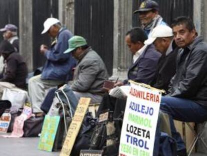 En la imagen, desempleados ofrecen sus servicios en Ciudad de México. En países como Chile, Ecuador y Panamá hay un mayor dinamismo en la creación de empleo gracias a un crecimiento económico basado en una expansión de la inversión. EFE/Archivo