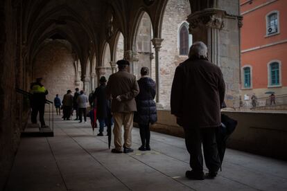 Varias personas hacen cola para votar en Antic Convent St. Agustí en Barcelona, Cataluña.