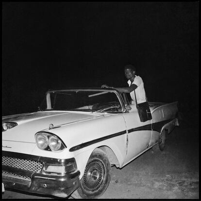Un joven en un Ford Fairlane descapotable, 1966.