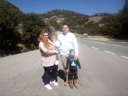 Erica Ventura y su pareja Miguel Jiménez, con sus hijas Rosa María y Yumara, que irán a Infantil en el aulario de Portell.