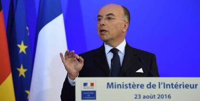 El ministro de Interior franc&eacute;s, Bernard Cazeneuve, en una rueda de prensa conjunta sobre seguridad con su hom&oacute;logo alem&aacute;n, este martes. 