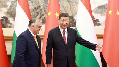 El presidente chino, Xi Jinping, con el primer ministro húngaro, Viktor Orbán, en la residencia para huéspedes del Estado de Diaoyutai, en Pekín, este lunes.