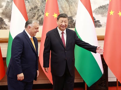 El presidente chino, Xi Jinping, con el primer ministro húngaro, Viktor Orbán, en la residencia para huéspedes del Estado de Diaoyutai, en Pekín, este lunes.