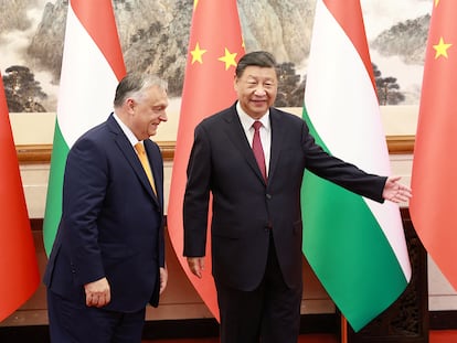 El presidente chino, Xi Jinping, con el primer ministro húngaro, Viktor Orbán, en la residencia para huéspedes del Estado de Diaoyutai, en Pekín, este lunes.