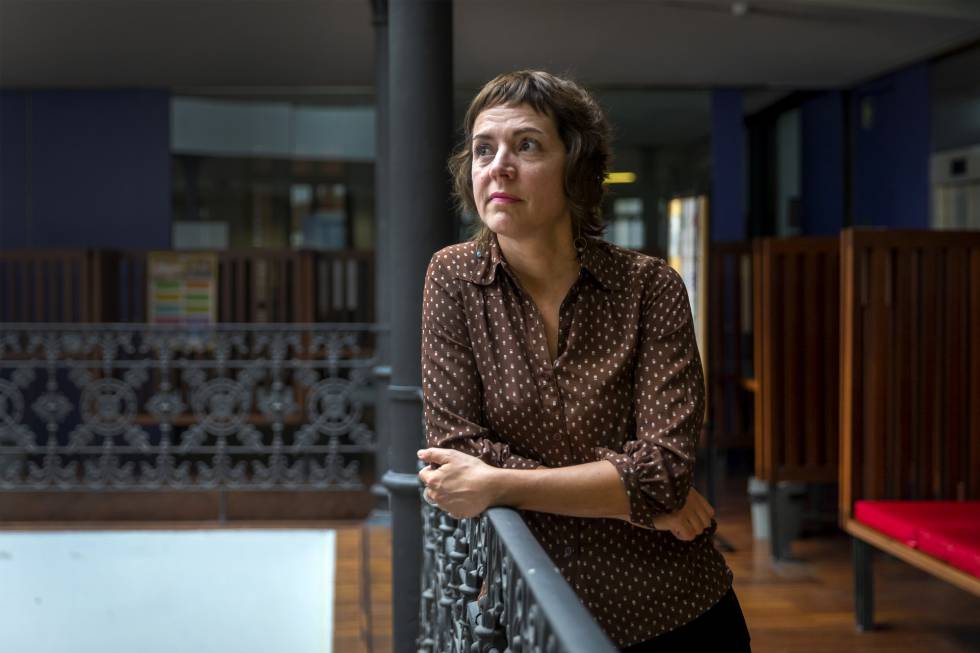 La escritora Núria Cadenes gana el VII Premio Proa con la novela ‘Qui salva una vida’