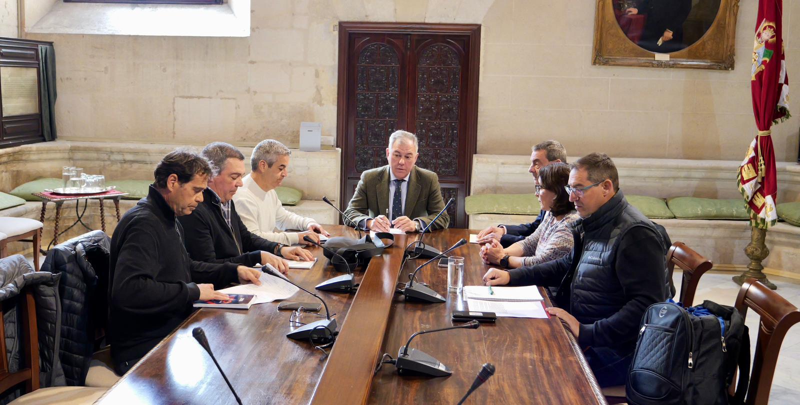 El Ayuntamiento de Sevilla paraliza la privatización de la limpieza de los colegios tras ser recurrida por las patronales del sector