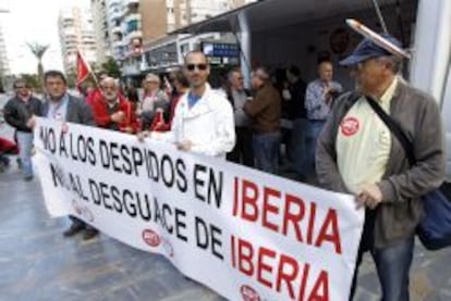 Reivindicaciones de trabajadores de Iberia en Murcia en la manifestaci&oacute;n de hoy contra los recortes sociales y el aumento del paro.