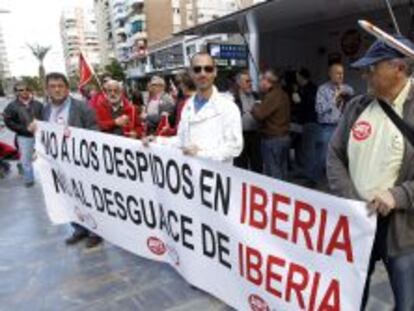 Reivindicaciones de trabajadores de Iberia en Murcia en la manifestaci&oacute;n de hoy contra los recortes sociales y el aumento del paro.