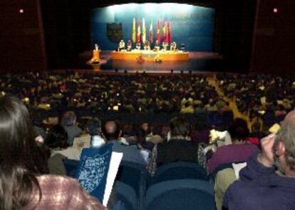 Asamblea de electos municipales de Euskal Herritarrok, ayer, en el Kursaal de San Sebastián.