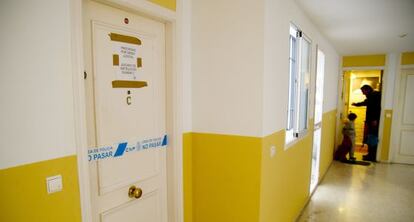 Puerta de la casa donde fallecieron tres miembros de una familia en Alcalá de Guadaíra.