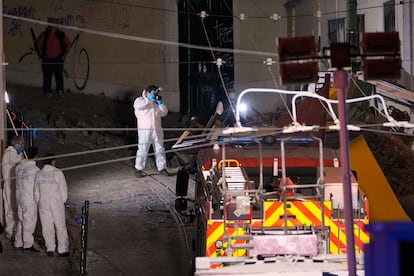 La policía judicial trabaja en el lugar del accidente.