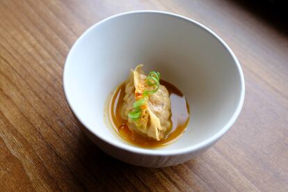 'Gyoza' del día, de jarrete de cerdo estofado, elaborada por el cocinero Sergio García en el restaurante Muyummy.