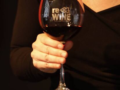 Una copa de vino con el logotipo del proyecto Rewine.