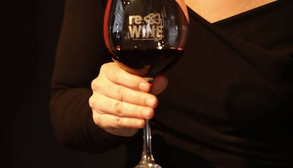 Una copa de vi amb el logotip del projecte Rewine.