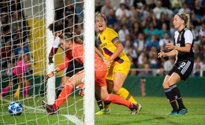 Alexia marca el primer gol del Barcelona a la Juventus.