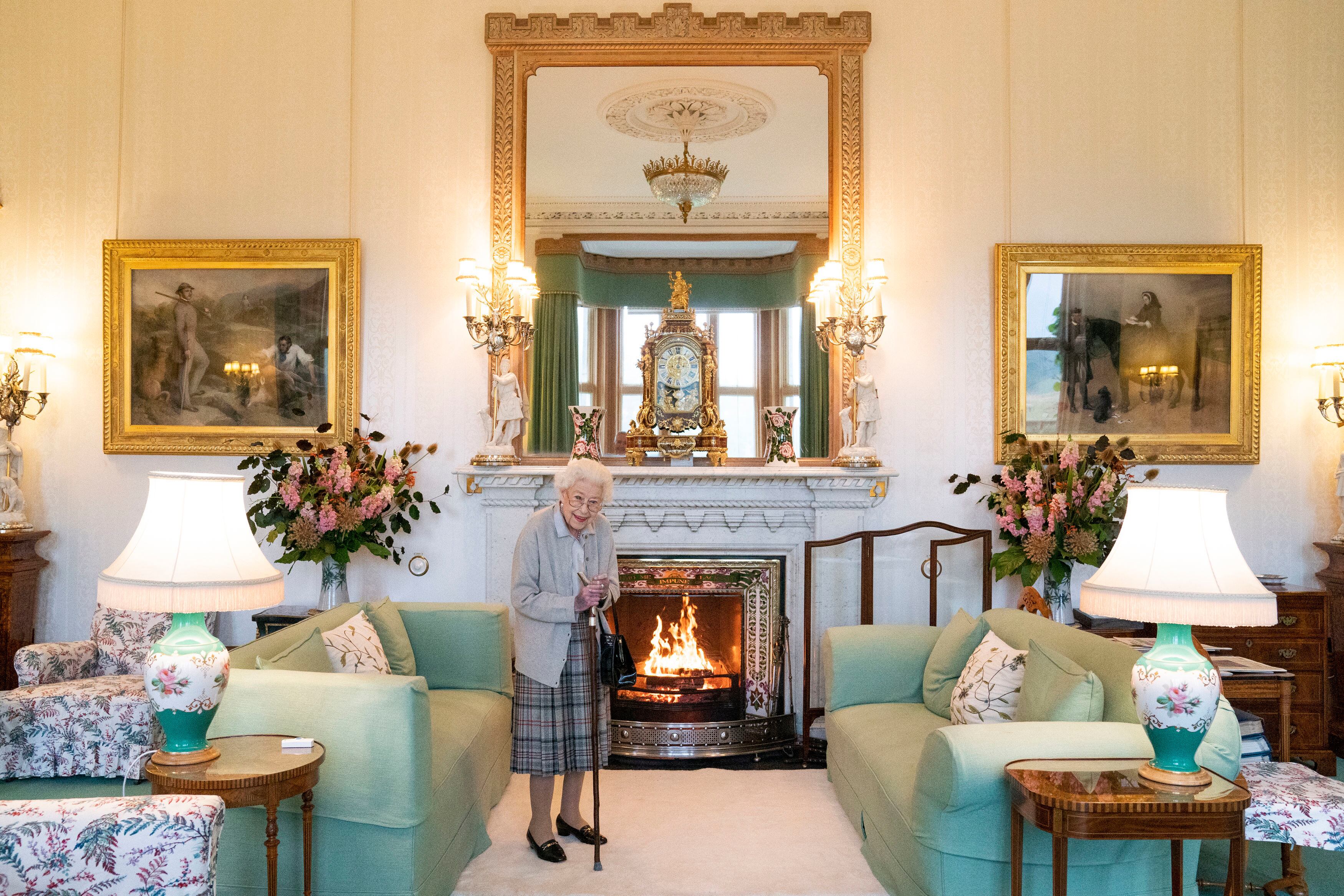 La reina Isabel II, días antes de su muerte, en uno de los salones en el castillo de Balmoral, el 6 de septiembre de 2022.