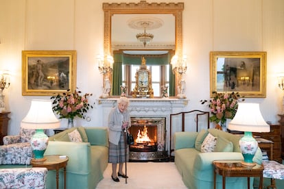 La reina Isabel II, días antes de su muerte, en uno de los salones en el castillo de Balmoral, el 6 de septiembre de 2022.