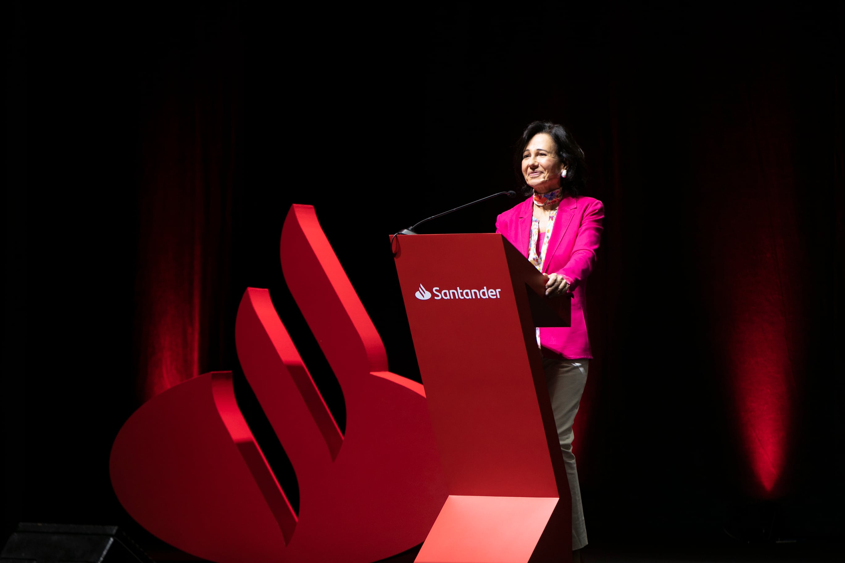 De la toma del Popular por un euro al gran viraje digital: una década de Ana Botín al timón del Banco Santander