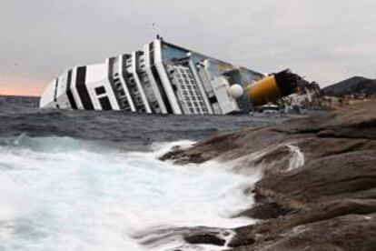 Fotografía de archivo fechada el 16 de enero de 2012 del crucero 'Costa Concordia', semihundido en aguas del mar Tirreno frente a la isla de Giglio, Italia. EFE/Archivo