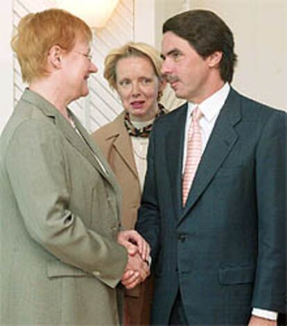 El presidente del Gobierno español, José María Aznar, es recibido por la presidenta de Finlandia Tarja Halonen.
