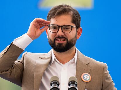 El presidente chileno, Gabriel Boric, en una ceremonia en la que firmó la nueva Ley del Trabajo en el Parque de La Familia, en Santiago de Chile.