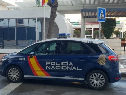 Un vehículo policial en Málaga, el pasado domingo.