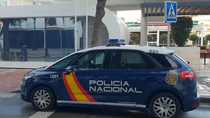 Coche policial en Marbella (Málaga), en una imagen de archivo.