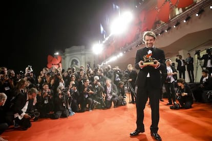 El director Lorenzo Vigas, con el Le&oacute;n de Oro con el que el Festival de Venecia ha premiado a &#039;Desde all&aacute;&#039;.