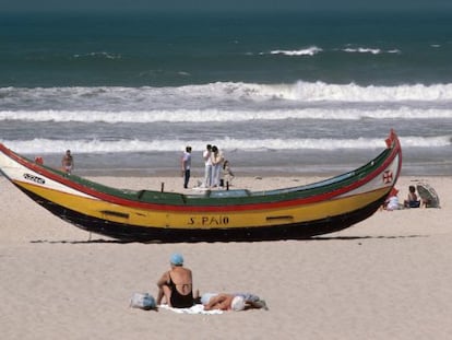 Un barco pesquero en la costa de Aveiro, en Portugal.
