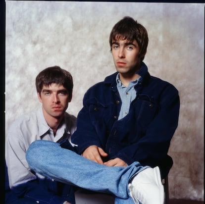 Noel Gallagher y Liam Gallagher posan en un hotel en Tokio en 1994.