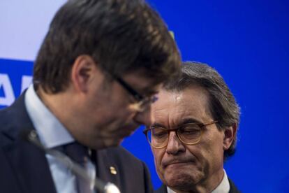 El expresidente de la Generalitat Artur Mas (derecha) con el presidente Carles Puigdemont, ayer.