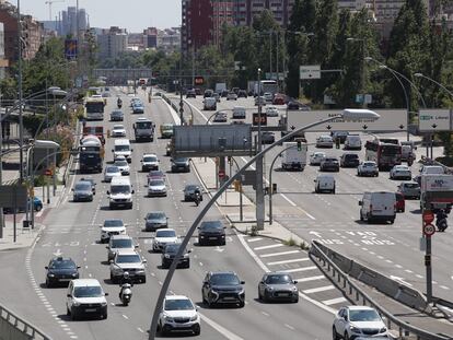 Tráfico denso en una de las salidas de Barcelona, en junio de 2019.