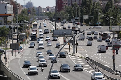 Tráfico denso en la avenida de la Meridiana de Barcelona.