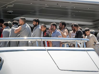 Los supervivientes llegan al puerto de Kalamata (Grecia), tras una operación de rescate, después de que su embarcación volcara en mar abierto.