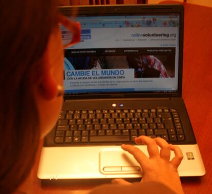 Una joven busca opciones de voluntariado online en la página web de la ONU.