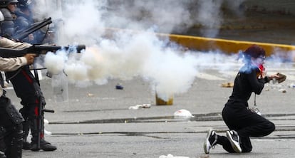 Una manifestante es rociada con gas pimienta en Caracas