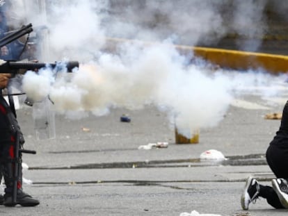 A polícia venezuelana dispara gás lacrimogêneo em Caracas.