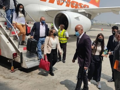 Venezuela delegation arrives in Mexico for talks with opposition.