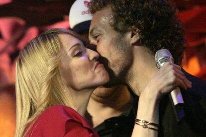 Madonna, nominada en tres categorías y premiada en la de mejor artista femenina internacional, saluda a Chris Martin (Coldplay) tras anunciar que <i>X&Y</i> es el mejor álbum británico del año. La actriz y cantante ha sido la encargada de entregar el galardón a Coldplay.