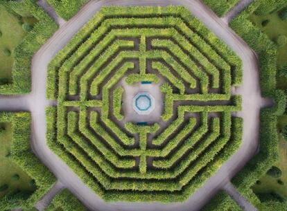 Aerial view taken on July 6, 2017 shows an invested garden at the Grosser Garten park of the Herrenhaeuser Gaerten in Hanover, northern Germany. / AFP PHOTO / dpa / Julian Stratenschulte / Germany OUT