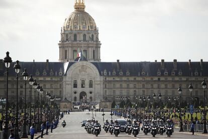 La policía francesa escolta la procesión fúnebre del ex presidente francés Jacques Chirac de los Inválidos a la Iglesia de Saint Sulpice en París.