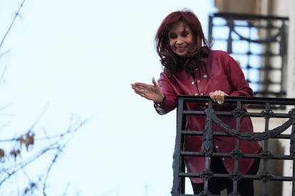 La expresidenta argentina saluda a sus partidarios desde el balcón en Buenos Aires, tras ser condenada.