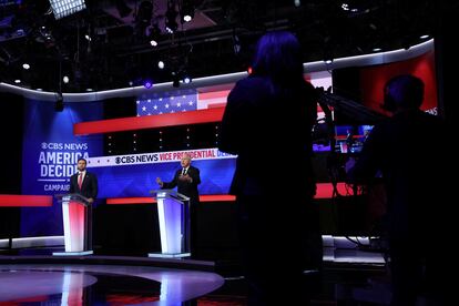 J. D. Vance y Tim Walz durante el único debate vicepresidencial de la campaña electoral, este martes en Nueva York.