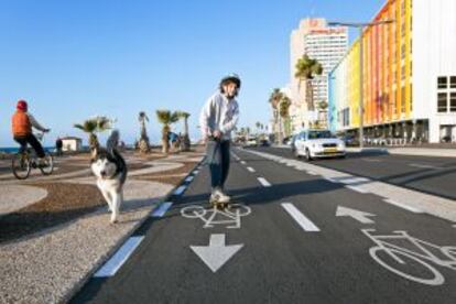 Carril-bici frente al Mediterráneo en Tel Aviv (Israel).