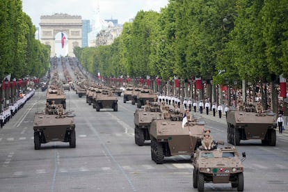 Carros de combate y otros vehículos acorazados desfilan por los Campos Elíseos este lunes.