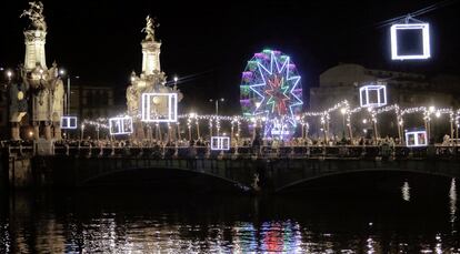 Una multitud pasea por el puente Maria Cristina de San Sebastián.